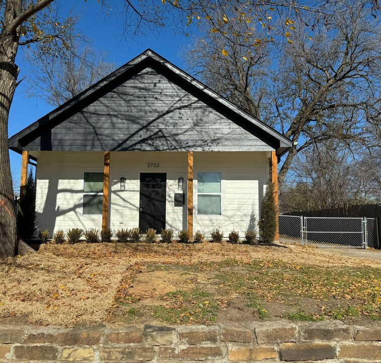 2733 E Admiral Ct in Tulsa, OK - Building Photo