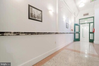 330 N Charles St in Baltimore, MD - Building Photo - Building Photo