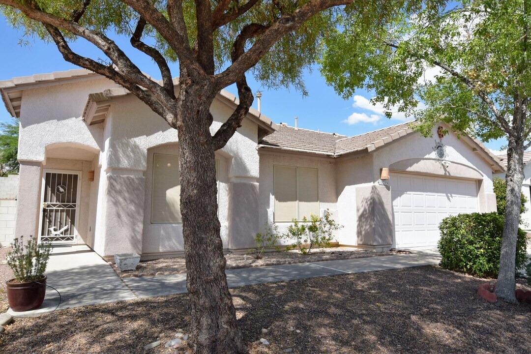 10239 E Gray Hawk Dr in Tucson, AZ - Building Photo