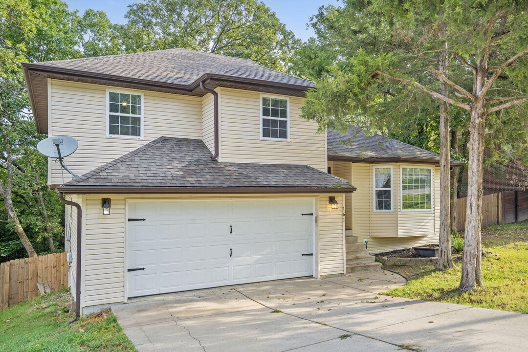 161 Trent St in Hollister, MO - Building Photo