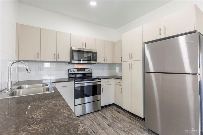 3 S 15th Ave in Edinburg, TX - Building Photo - Building Photo