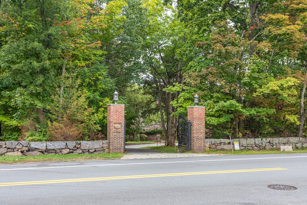 582 Blue Hill Ave in Milton, MA - Foto de edificio