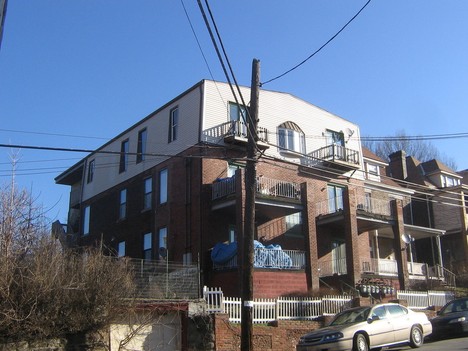 2121 Milligan Ave in Pittsburgh, PA - Building Photo