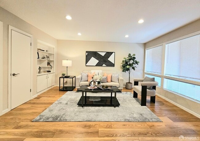 3001 Los Prados St, Unit 104 in San Mateo, CA - Foto de edificio - Building Photo