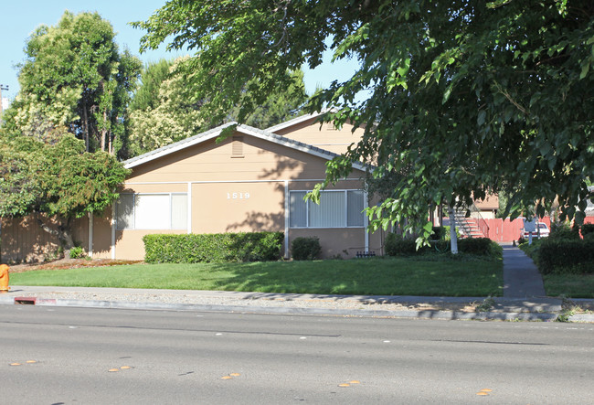 Tracy Sunrise Apartments in Tracy, CA - Foto de edificio - Building Photo