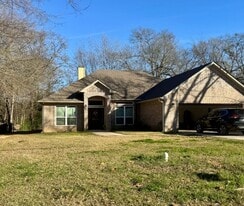 421 Mt Pleasant St in Pittsburg, TX - Building Photo