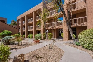 7494 E Earll Dr in Scottsdale, AZ - Building Photo