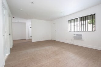 980 White Knoll Dr in Los Angeles, CA - Building Photo - Building Photo