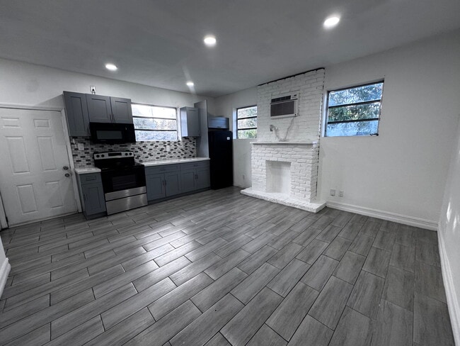 841 NW 116th Ter, Unit # 1 in Miami, FL - Foto de edificio - Building Photo