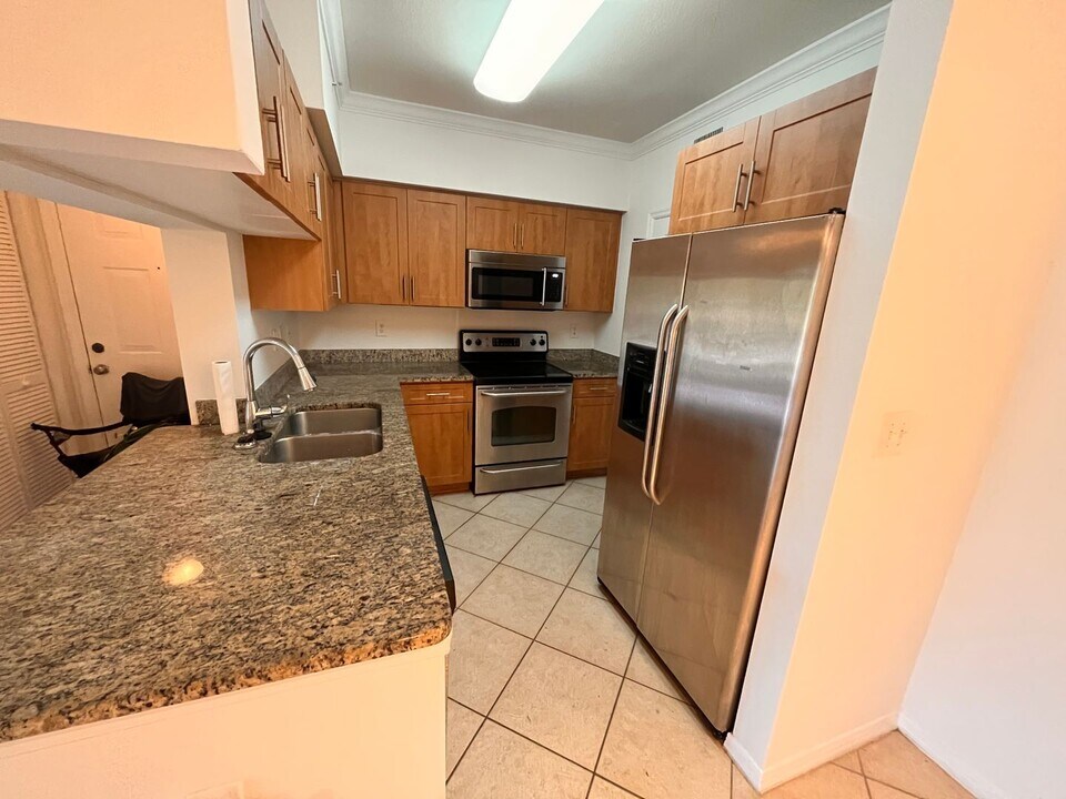 6529 Emerald Dunes Dr in West Palm Beach, FL - Foto de edificio