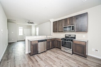 2710 Hoffman Ln in Conroe, TX - Building Photo - Building Photo