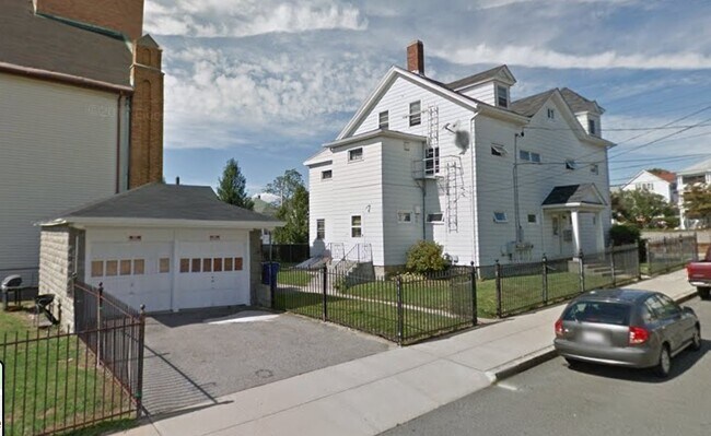 889 Pine St in Fall River, MA - Building Photo - Building Photo