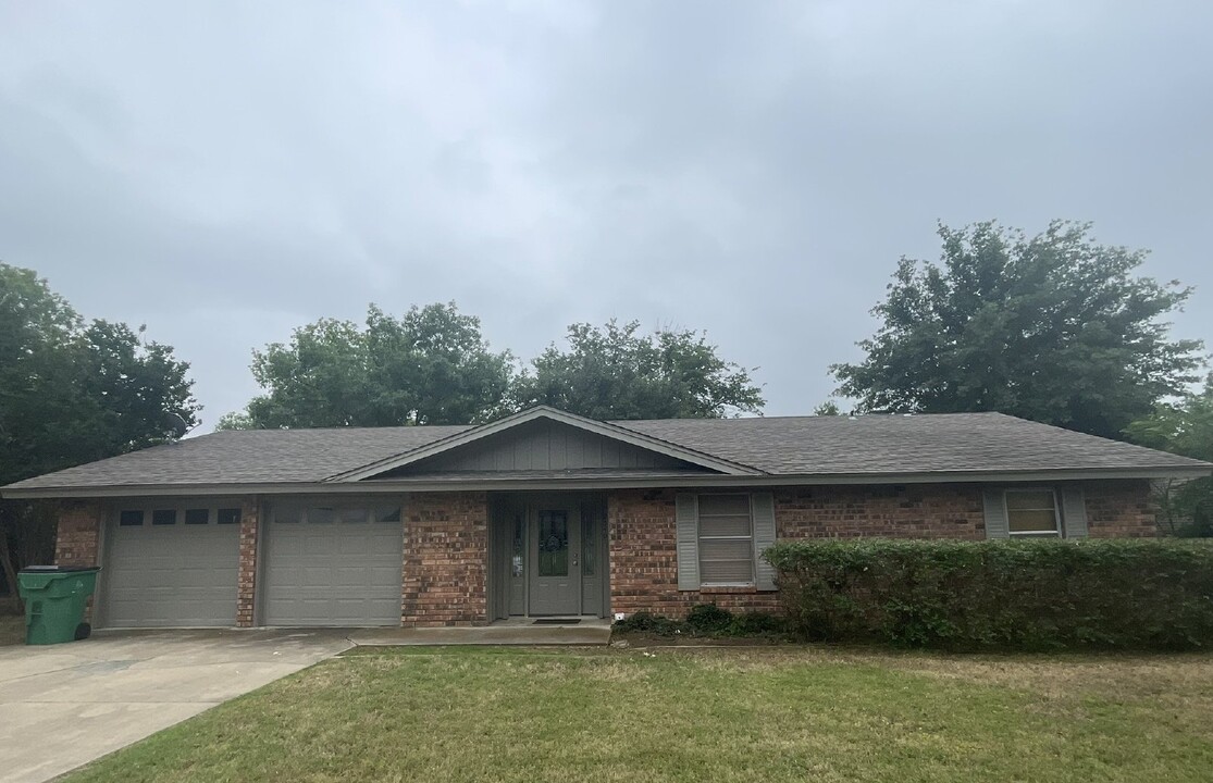 2540 W Holly St in Stephenville, TX - Building Photo