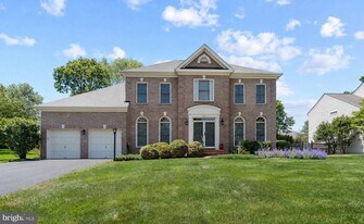 4804 Leighfield Valley Dr in Chantilly, VA - Building Photo