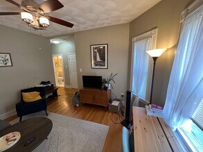 24 Ellington Rd, Unit 2 in Somerville, MA - Foto de edificio - Building Photo