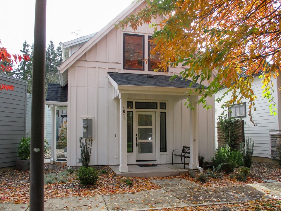 1811 Cousteau Loop SE in Salem, OR - Building Photo