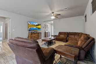 13925 Lago Vista Ave in Horizon City, TX - Foto de edificio - Building Photo