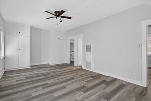 915 Cherry Ave, Unit 208 in Long Beach, CA - Building Photo