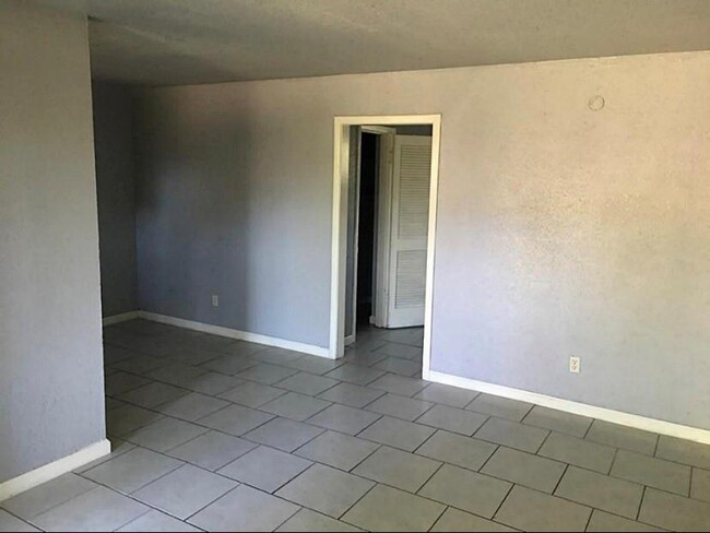 7828 Sarita St-Unit -2 in Houston, TX - Building Photo - Building Photo
