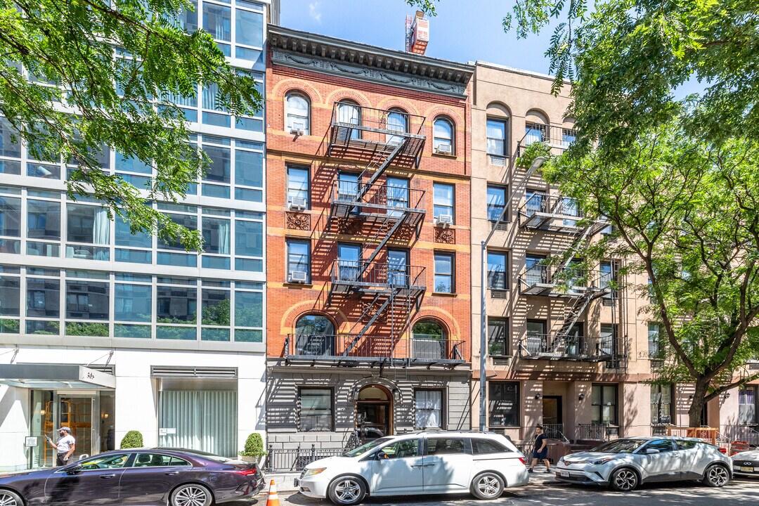 307 E 85th St in New York, NY - Building Photo