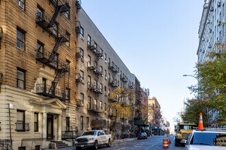 348-352 W 56th St in New York, NY - Building Photo - Building Photo