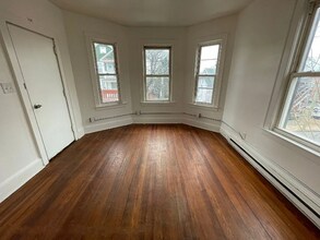 54 Crown St, Unit 2 in Waterbury, CT - Foto de edificio - Building Photo