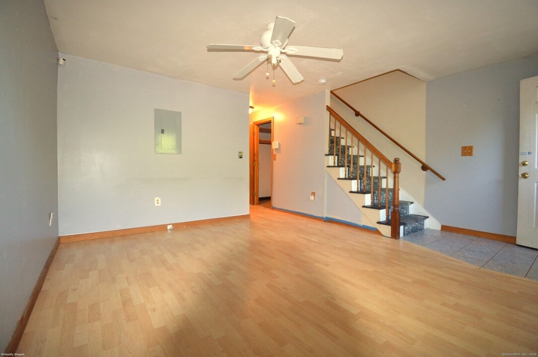 246 Woodford Ave in Plainville, CT - Building Photo