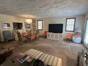 1050 Chestnut St in Newton, MA - Building Photo - Building Photo