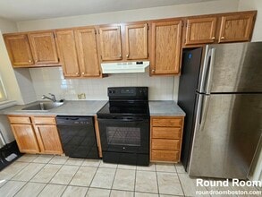 84 Boylston St, Unit 2 in Chestnut Hill, MA - Building Photo - Building Photo