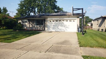 1831 Hempstead Dr in Troy, MI - Building Photo