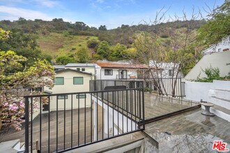 9848 Portola Dr in Beverly Hills, CA - Building Photo - Building Photo