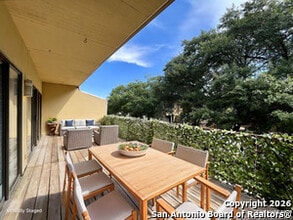 8642 Fredericksburg Rd in San Antonio, TX - Building Photo - Building Photo