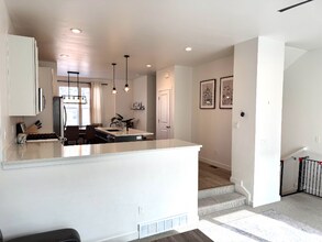 811 E 975 N in Layton, UT - Foto de edificio - Building Photo