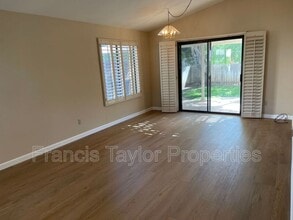 2327 Fair Oak Ct in Escondido, CA - Foto de edificio - Building Photo