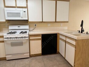 44556 15th St E in Lancaster, CA - Building Photo - Building Photo
