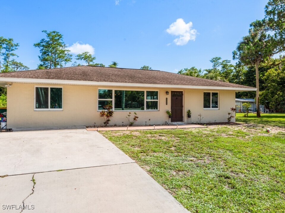 5300 Cypress Ln in Naples, FL - Building Photo