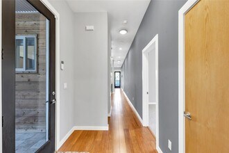 1518 Parker Ln, Unit B in Austin, TX - Building Photo - Building Photo