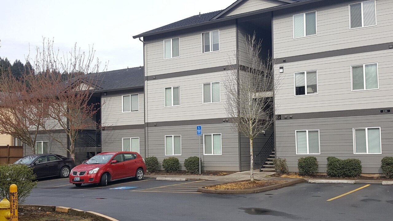 231 Pioneer Dr in Silverton, OR - Building Photo