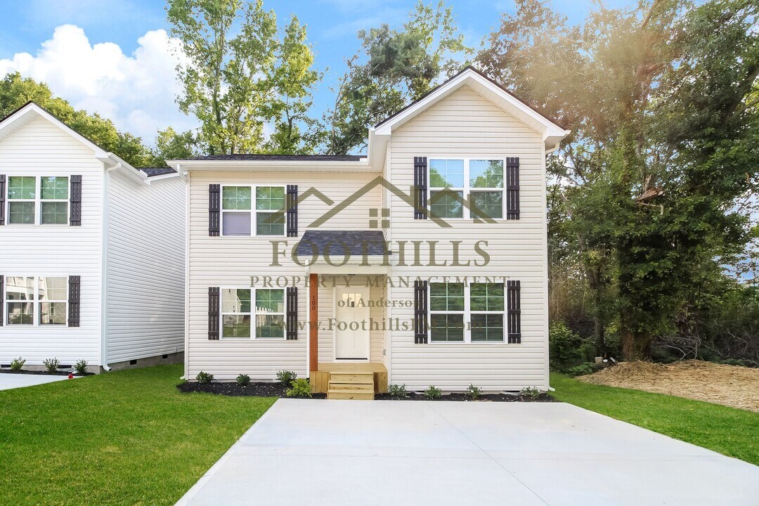100 Crown Ct in Williamston, SC - Building Photo