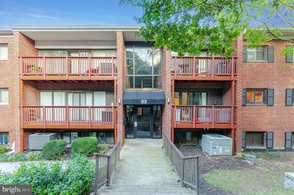 53 Skyhill Rd in Alexandria, VA - Building Photo