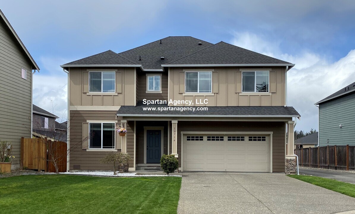 13716 77th Ave Ct E in Puyallup, WA - Building Photo