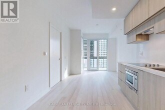 39 Roehampton Ave in Toronto, ON - Building Photo - Building Photo