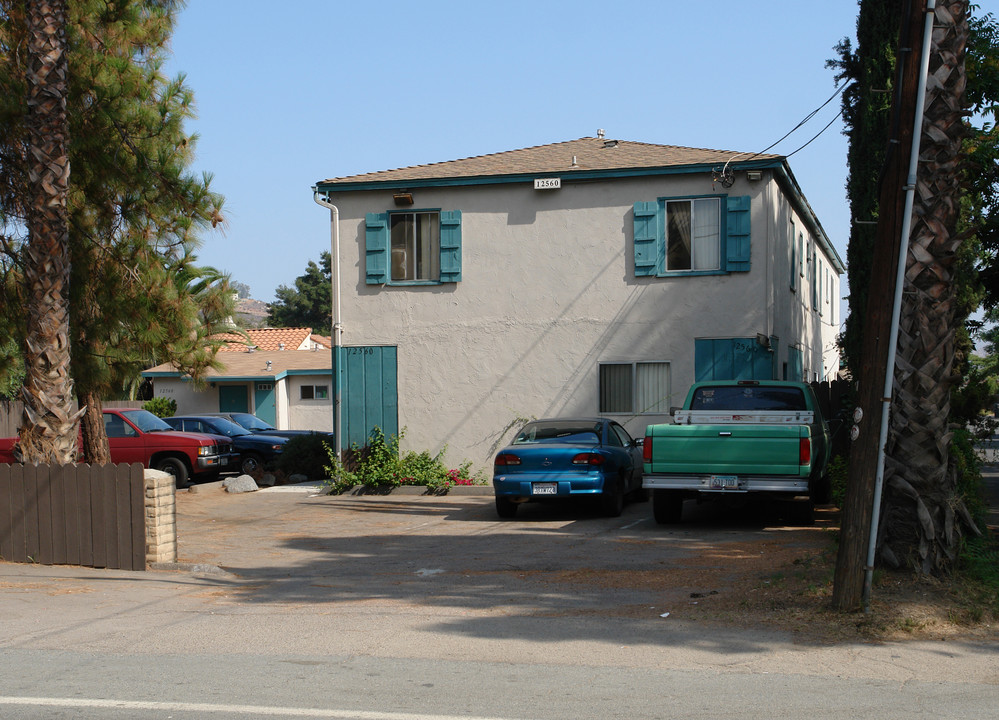 12560 Laurel St in Lakeside, CA - Foto de edificio