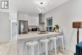 138 Booth Ave in Toronto, ON - Building Photo - Building Photo