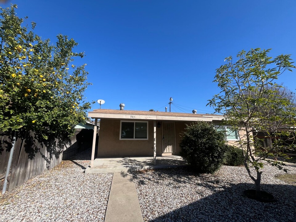 941 E 9th St in Upland, CA - Foto de edificio