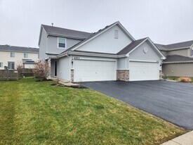 2573 Carlisle Ln in Hampshire, IL - Building Photo