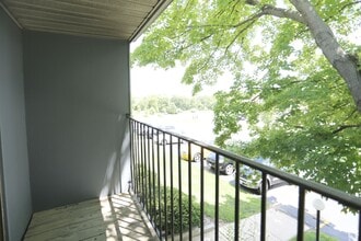 Willow Knolls Apartments in Peoria, IL - Foto de edificio - Building Photo