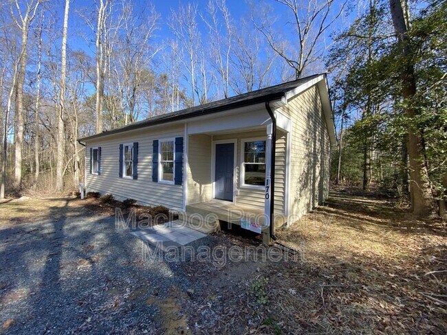 170 Forest Grove Rd in Colonial Beach, VA - Foto de edificio - Building Photo