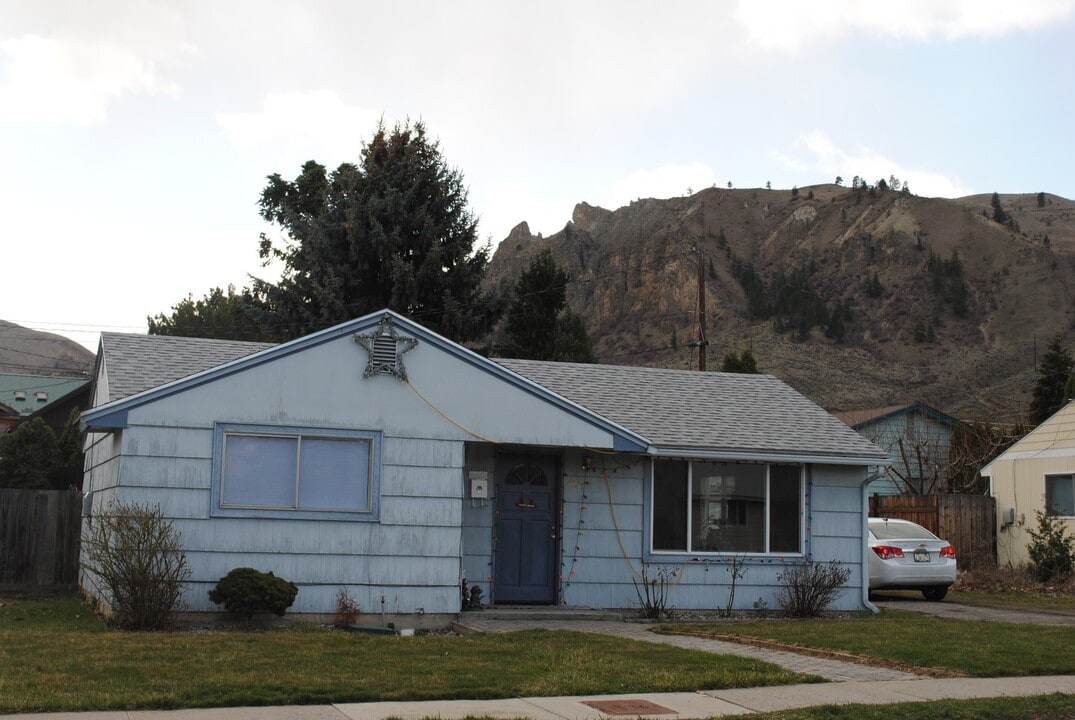 1211 Utah St in Wenatchee, WA - Building Photo