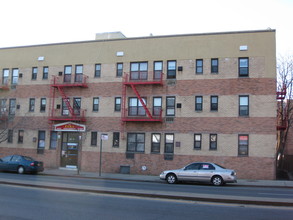 195-24 LCC in Jamaica, NY - Foto de edificio - Building Photo